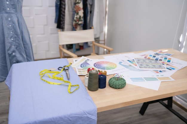 atelier de broderie cu lucruri pe masa